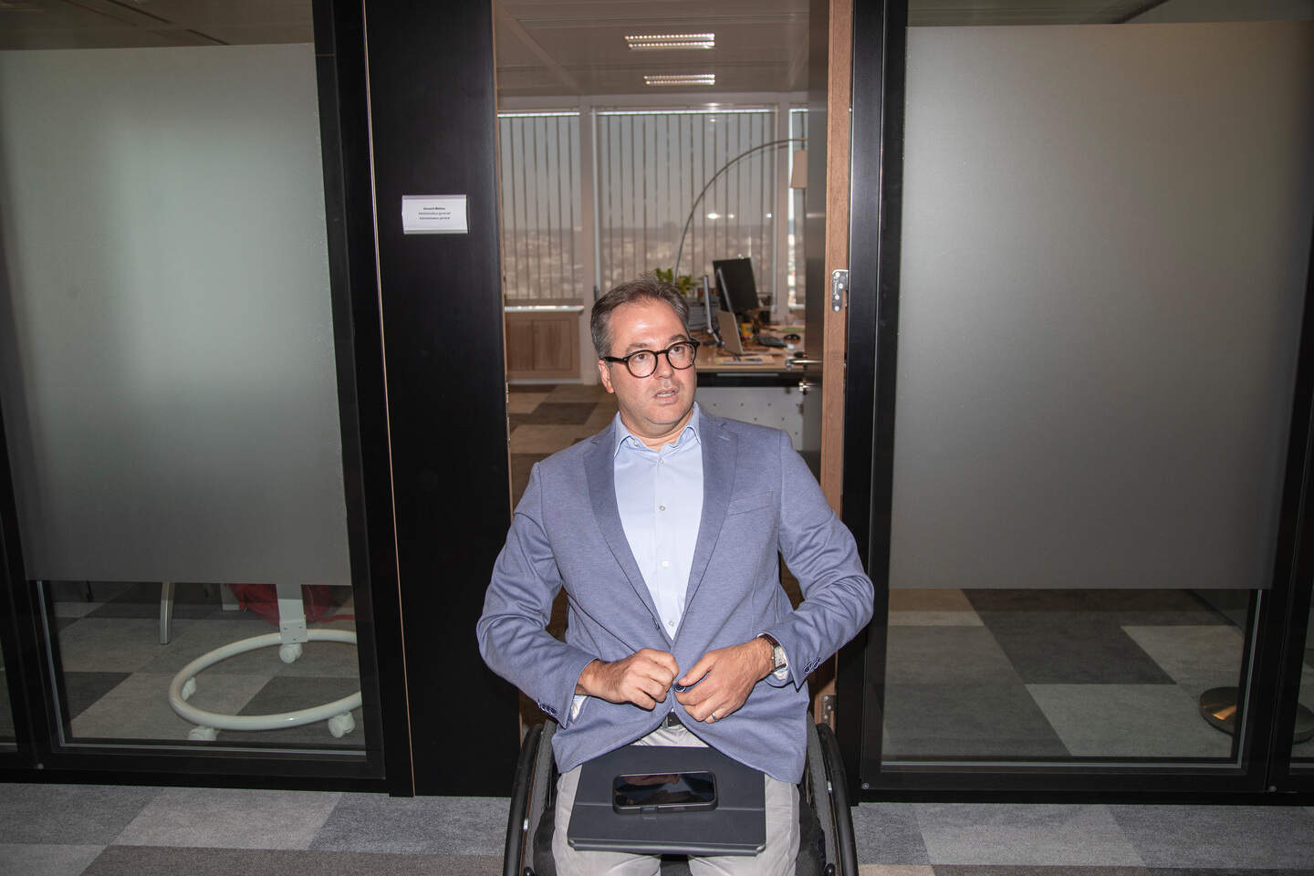 Vincent Mahieu van FOD Pensioenen op de bovenste verdieping van de Pensioentoren/Zuidertoren