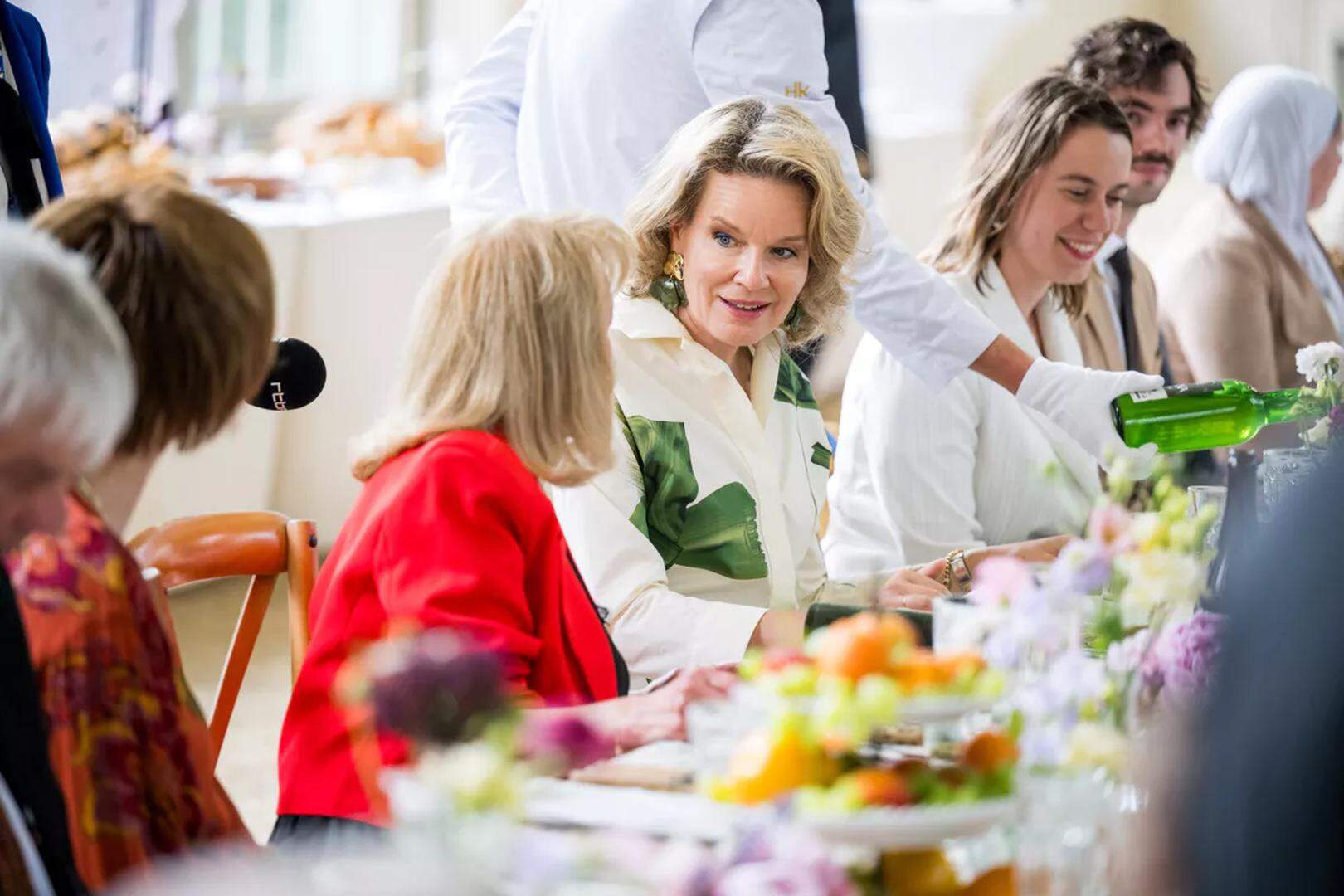 Yelena Schmitz, rechts van koningin Mathilde.