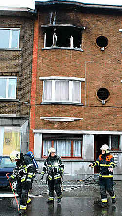 Mannen springen uit brandende flat | De Standaard