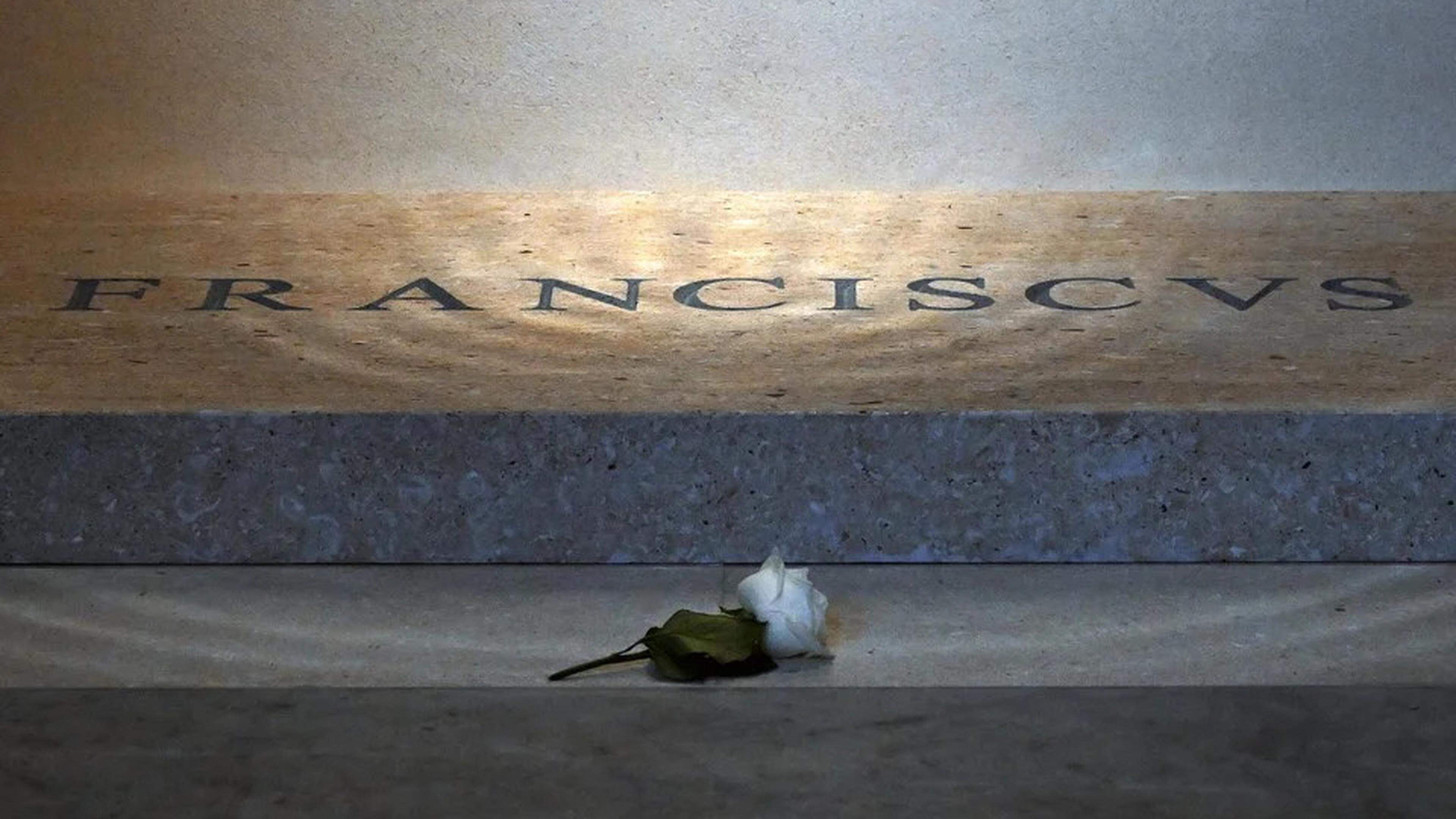 “FR A NCISC V S”: zien de letters op het graf van Franciscus er niet heel vreemd uit?