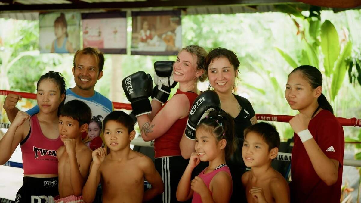 Maandag op tv: met cartooniste Chrostin naar Thailand | De Standaard