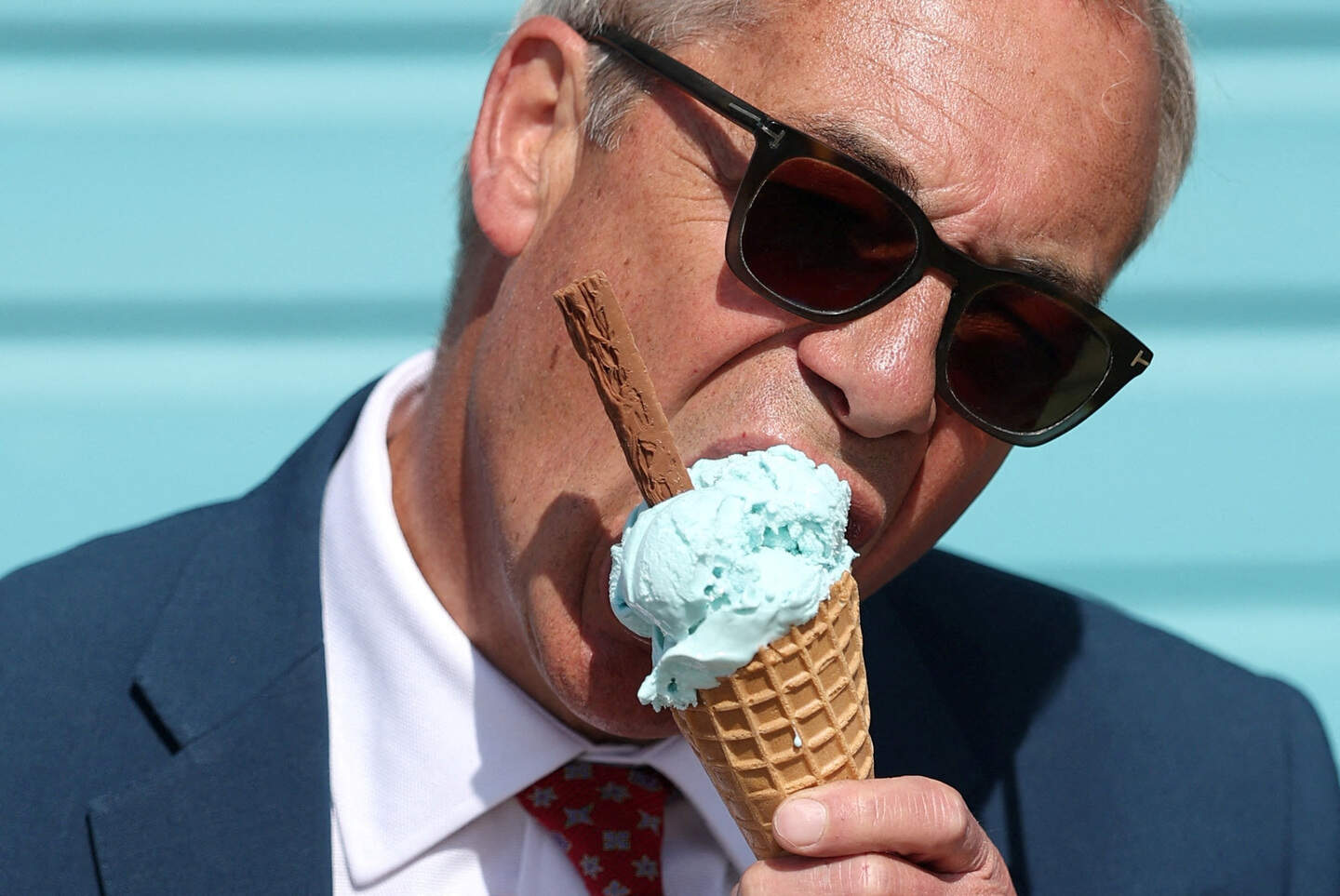 Britain's Reform UK leader Nigel Farage poses with an ice cream on the seafront, after voting during local elections in Walton-on-the-Naze, Britain, May 7, 2026. REUTERS/Toby Melville     TPX IMAGES OF THE DAY