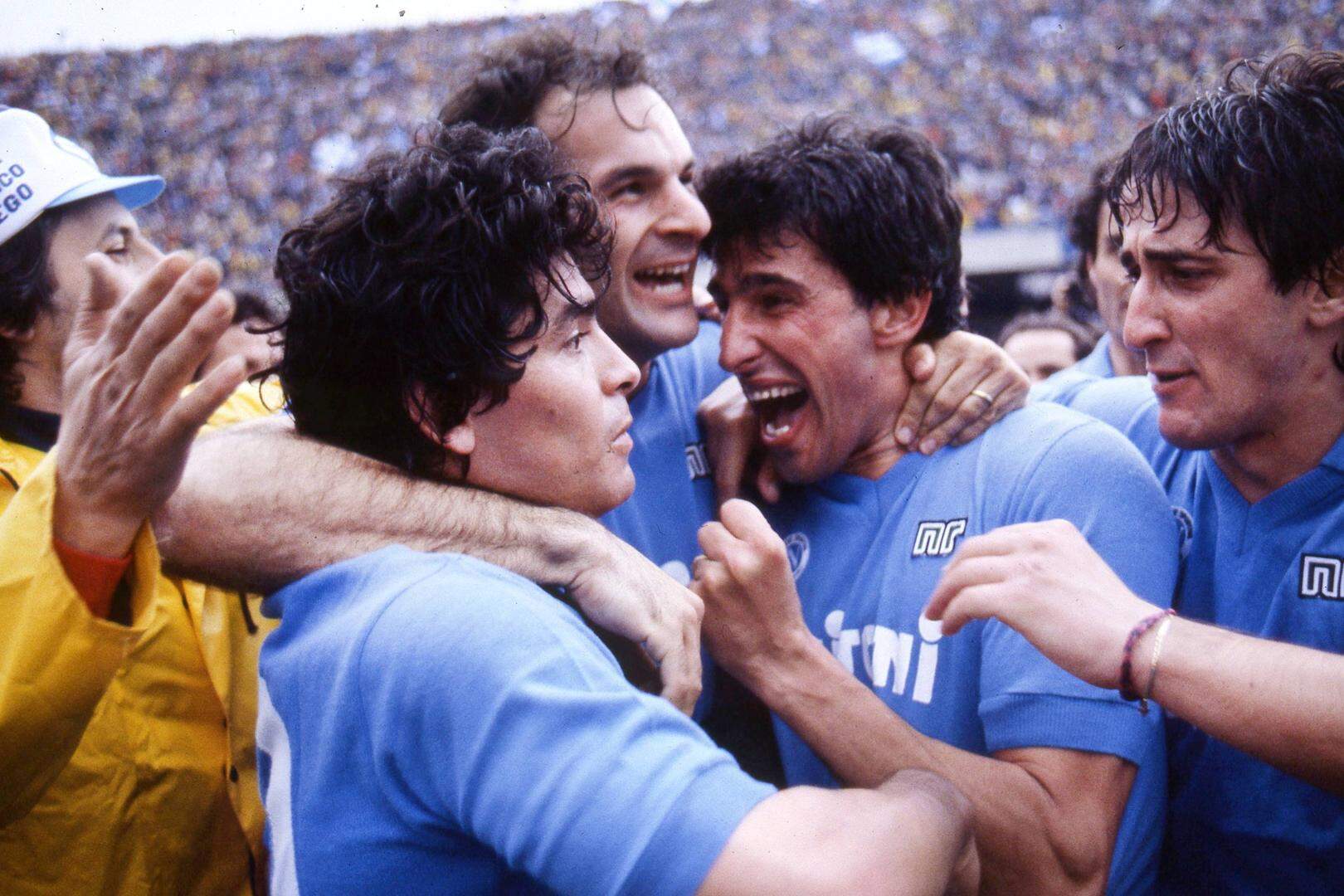 Diego Maradona (l.) viert de titel van Napoli in 1987, samen met onder meer Salvatore Bagni (2de van r.).