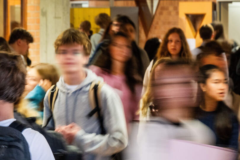 2024/09/04. Blankenberge. Jongenscrisis in onderwijs. Groepsfoto van klas met jongeren in debat / gesprek.
 hoe denken leerlingen over kloof jongens en meisjes in onderwijs