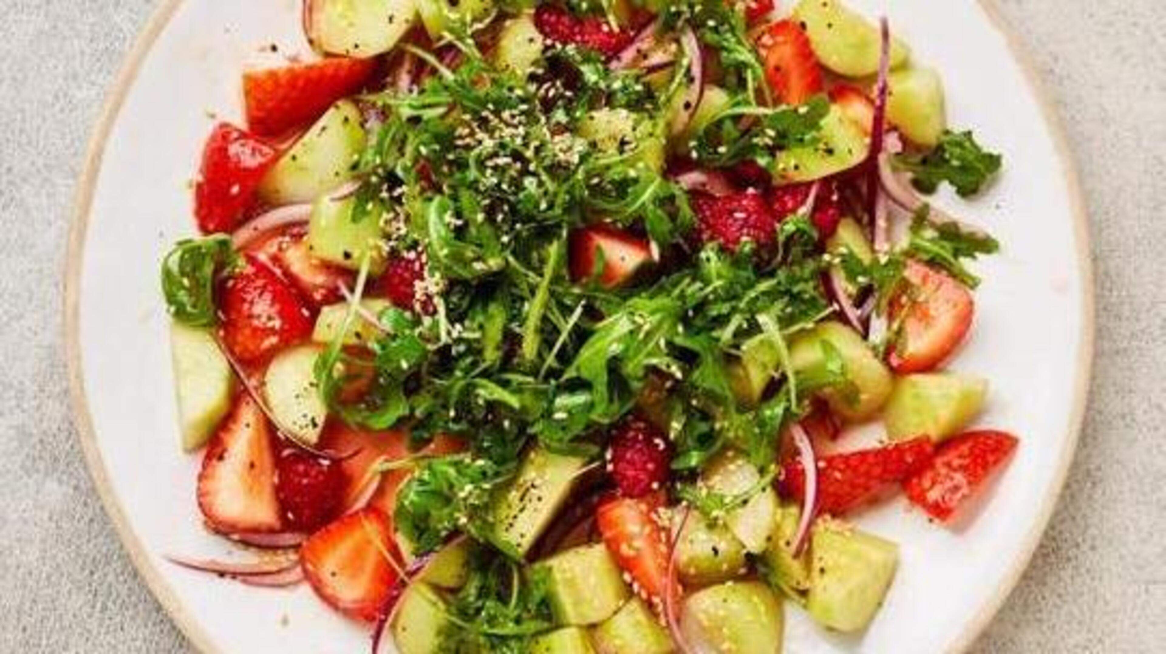 Komkommersalade met aardbei en chili