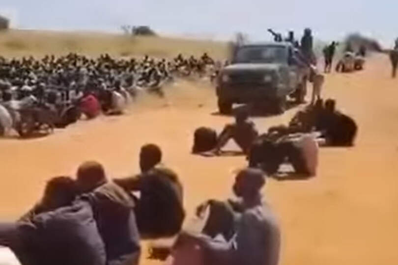 Mannen die uit Al-Fasher proberen weg te komen, worden opgepakt door RSF-rebellen.