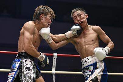 Yamato Hata (links) vecht tegen Shigetoshi Kotari (rechts).
