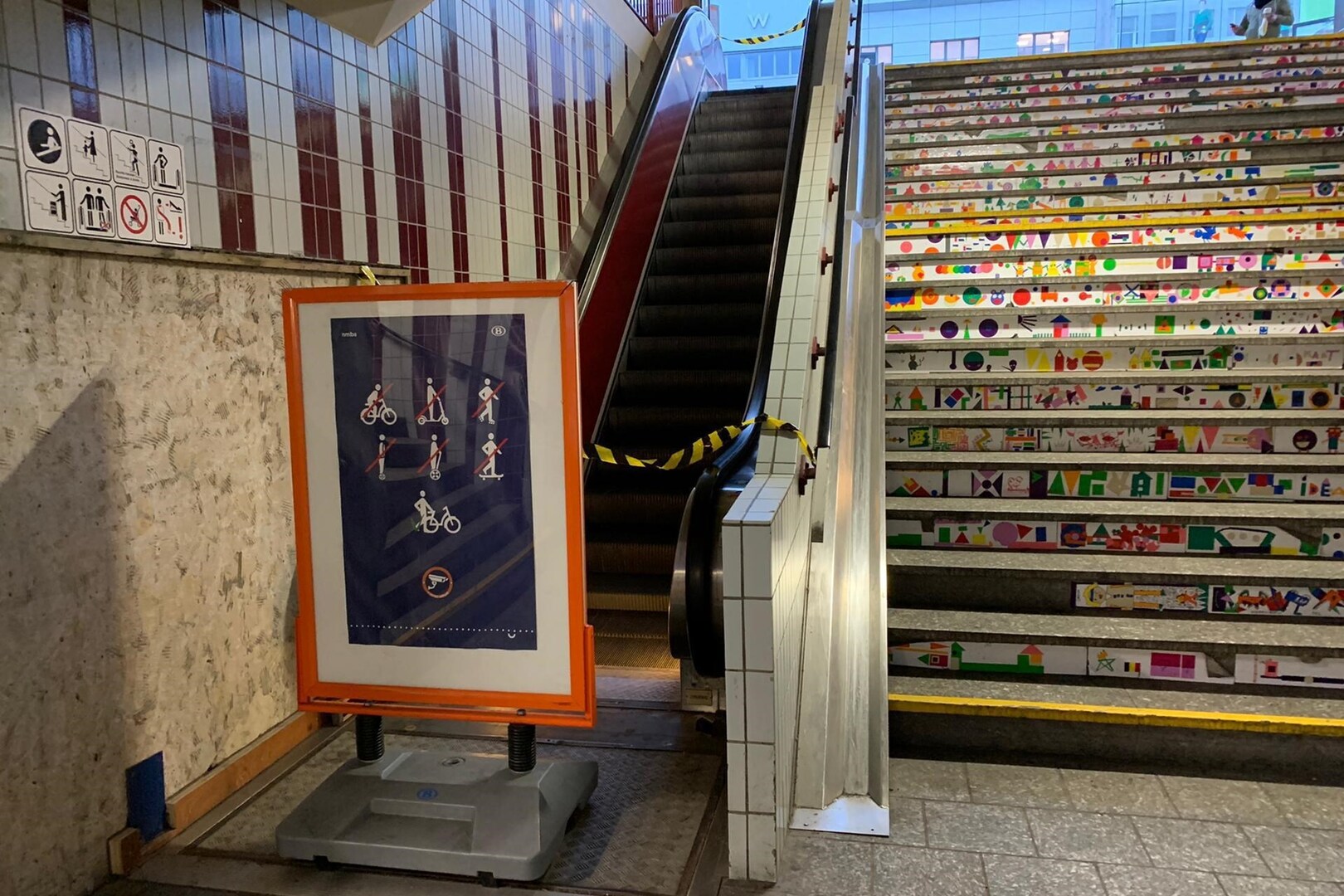 Student raakt klem op roltrap station en loopt dubbele voetbreuk op ...