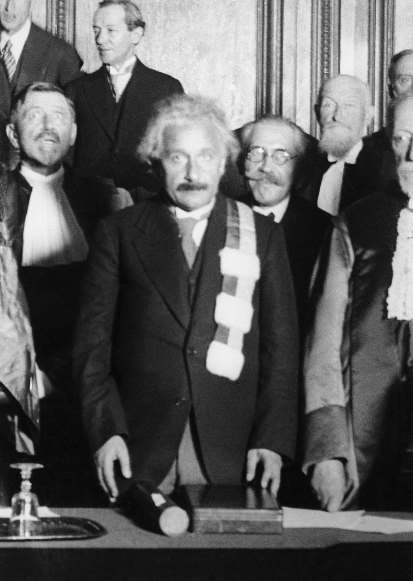 Albert Einstein, Engelse oneliners spuiend aan de Sorbonne? Not likely.
