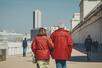 Foto voor archief van een oud koppel dat wandelt op de dijk van Oostende,
Foto: Jimmy Kets