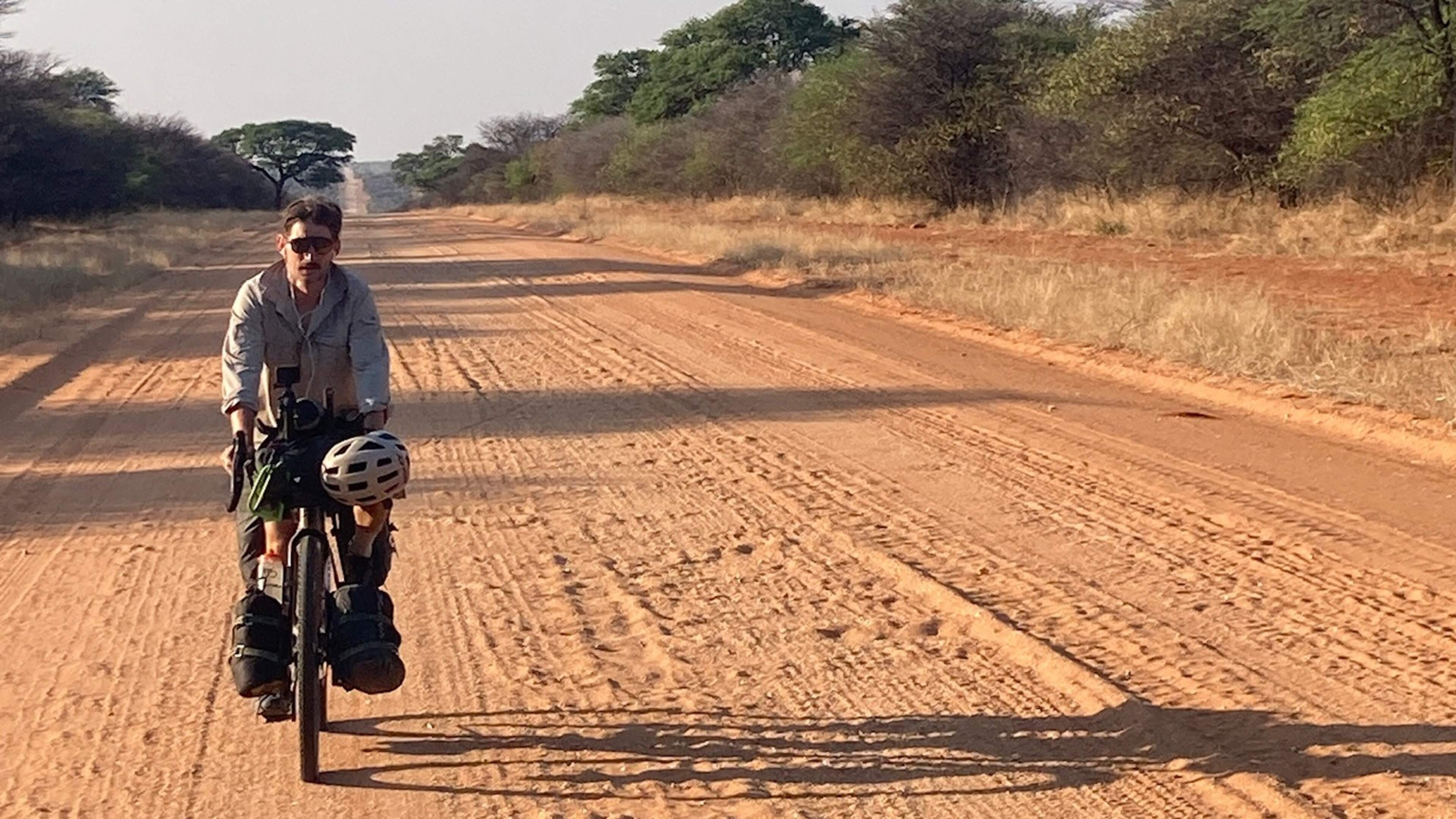 Titus De Voogdt na zijn fietsavontuur door Namibië en Angola: “Wij trekken ons hier veel te graag terug in onze geïsoleerde burchten”
