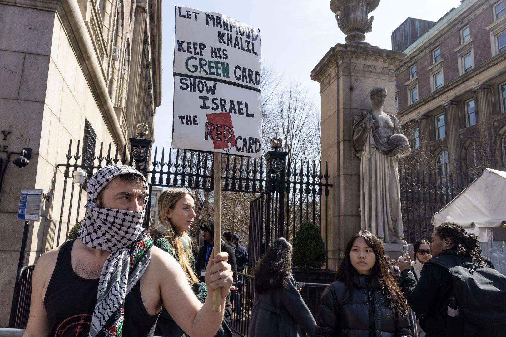 Protestactie tegen de arrestatie van Mahmoud Khalil, aan de toegangspoort van Columbia University.