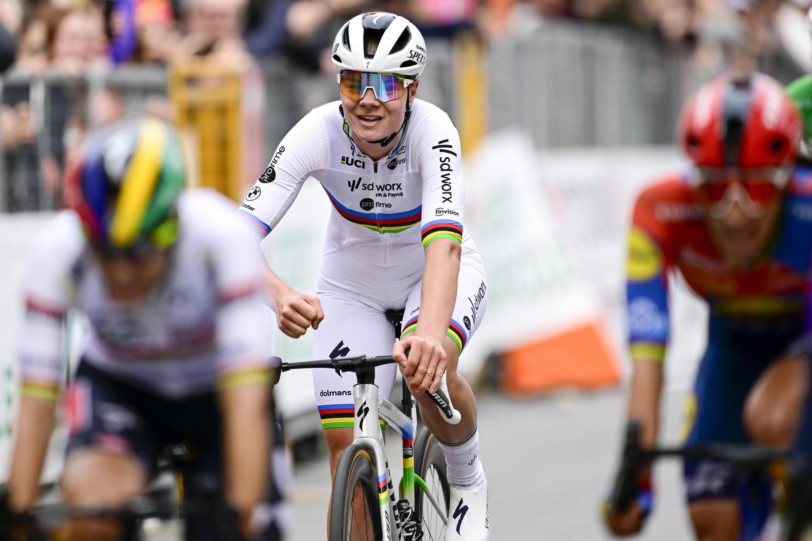 Kopecky komt als tiende toch juichend over de streep in Sanremo.