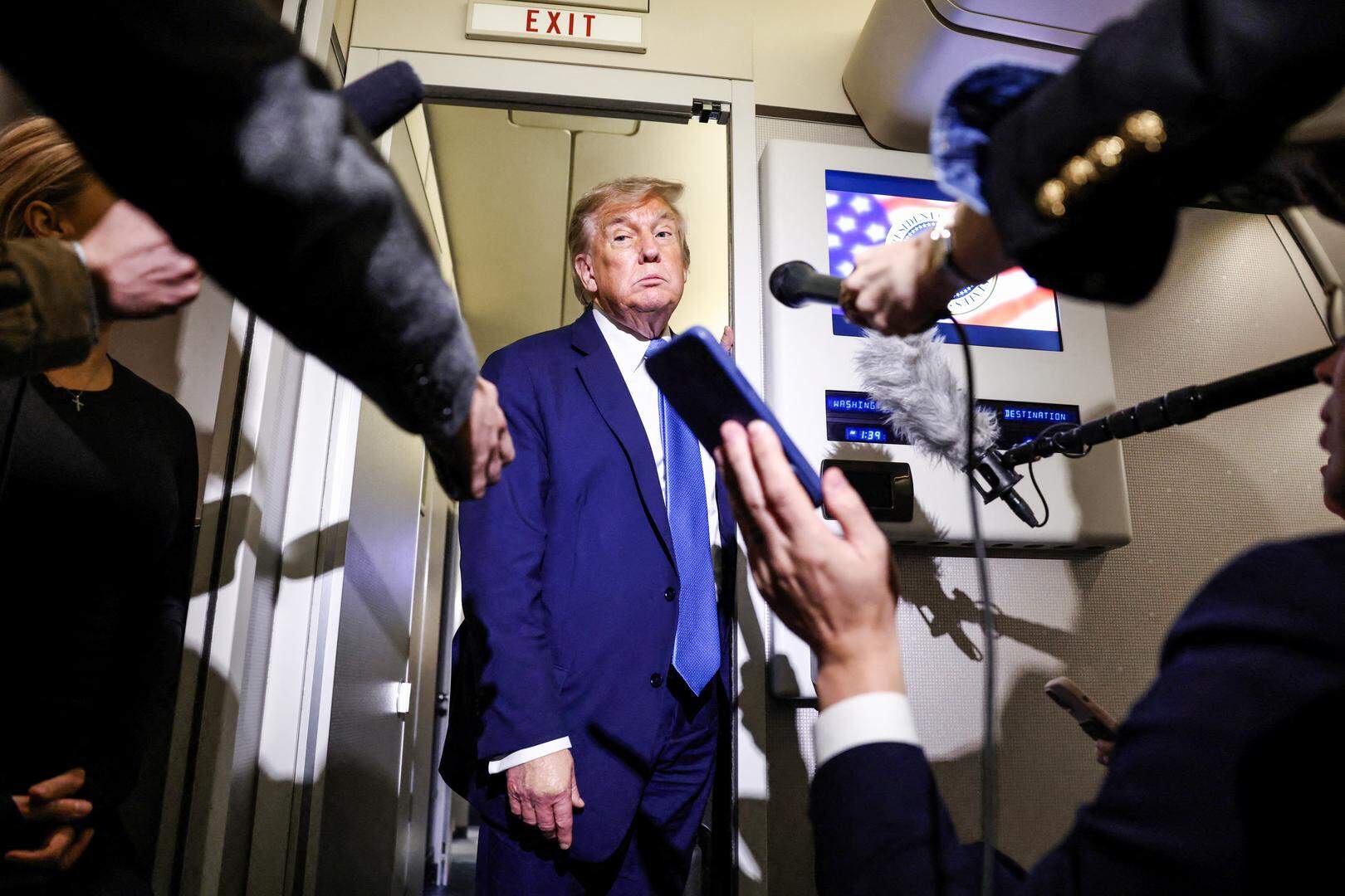 Donald Trump in de Air Force One, nadat hij maandagnacht de G7-top voortijdig had verlaten. 