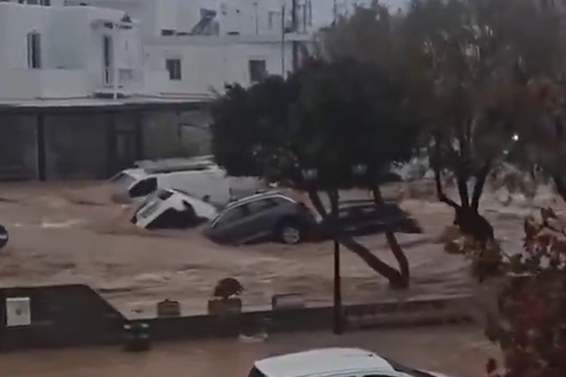 Noodweer treft Griekse eilanden: beelden tonen hoe auto’s door de