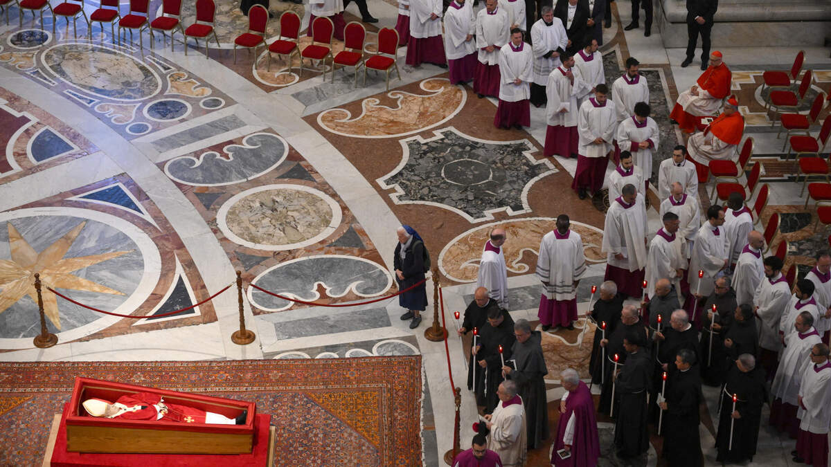 Zuster huilt en bidt minutenlang aan kist in Sint-Pietersbasiliek: 81 ...