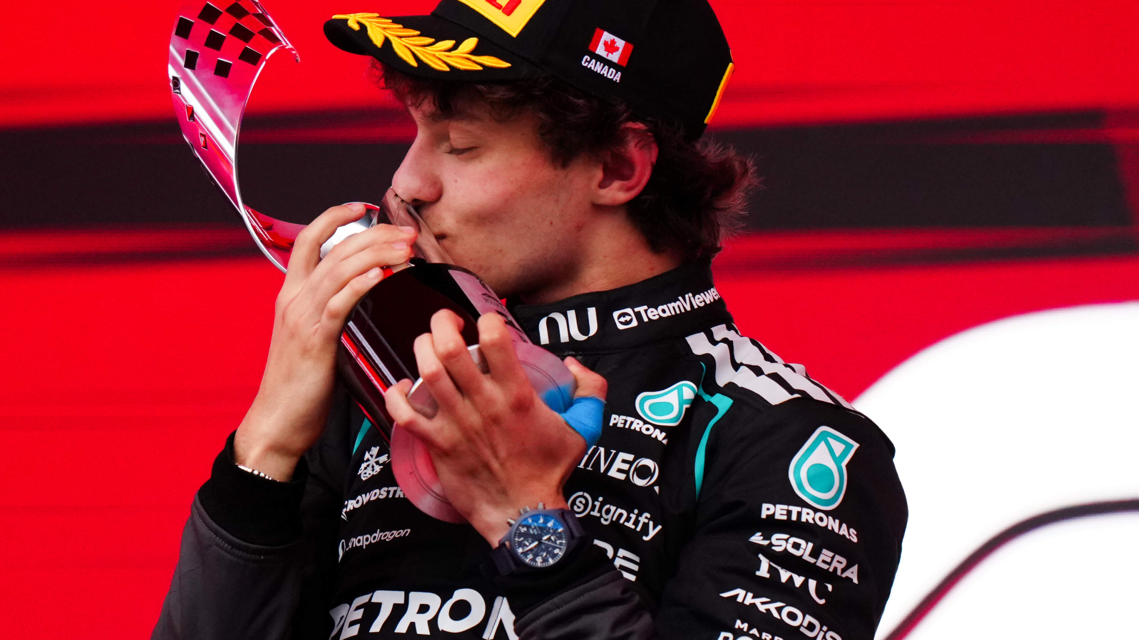 Antonelli deelt een tik uit aan Russell, Verstappen zelf verrast met eerste podium