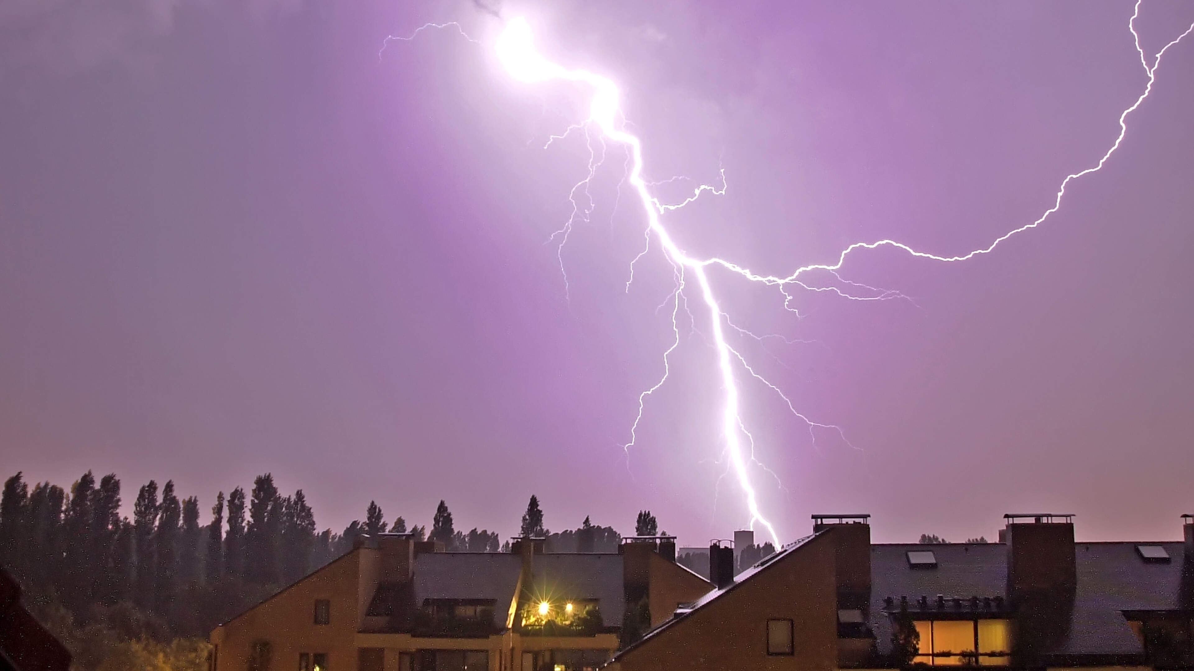 KMI kondigt code oranje af voor Limburg: “Kans op onweer met tientallen liters water per vierkante meter”