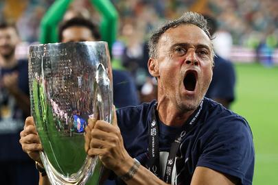 Luis Enrique, coach van Paris Saint-Germain, viert na winst in de Super Cup tegen Tottenham.
