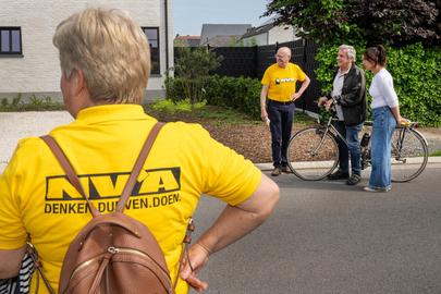 De N-VA op campagne met boegbeeld Zuhal Demir (rechts).