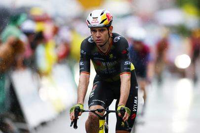 Gegokt en verloren: een teleurgestelde Wout van Aert bolde in Valence over de streep.