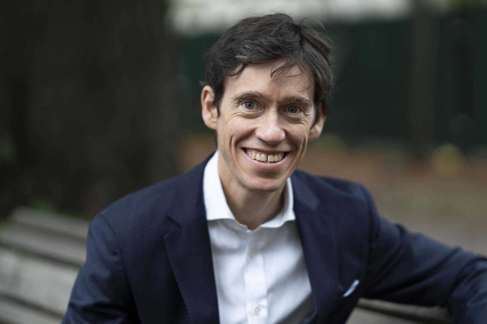 De Britse excentriek Rory Stewart schreef een pageturner over populisme ...