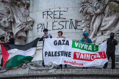 Drapeau palestinien et jeunes manifestants avec une banderole "Gaza vivra ! Palestine vaincra, samidoun" lors de la manifestation pro-palestinienne le 12 octobre 2023, place de la République à Paris. (Photo by Victor LOCHON/Gamma-Rapho via Getty Images)