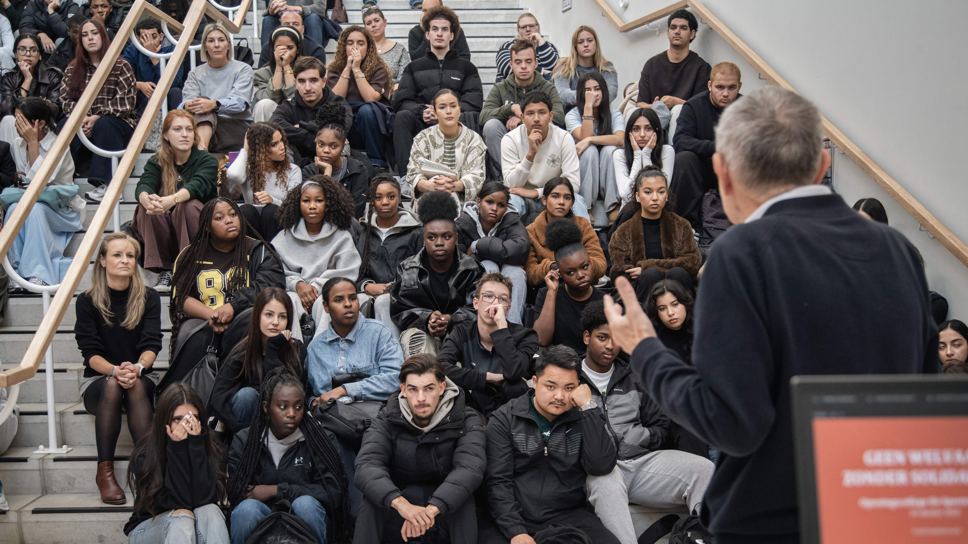Foto bij: Frank Vandenbroucke voor één uur leraar in het vakonderwijs: “Het is misschien wel het moeilijkste publiek voor wie hij ooit zal staan”