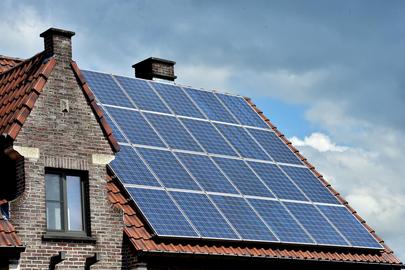 “Hoewel de markt voor particulieren wat afkoelt door zorgen over negatieve prijzen, blijven zonnepanelen financieel interessant”, zegt energie-expert Laveyne.