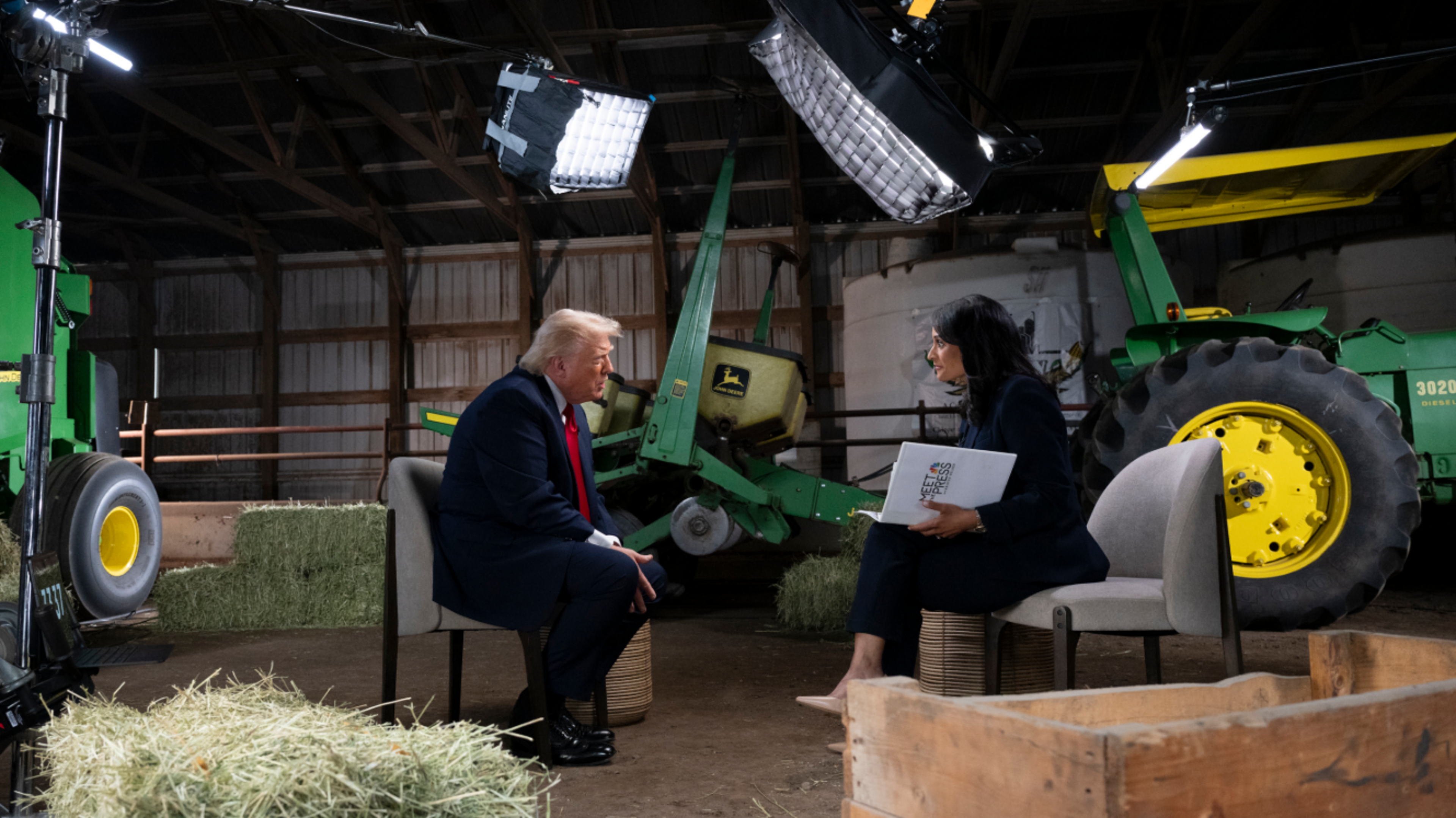 Trump loopt weg tijdens interview na vragen om bewijs voor v