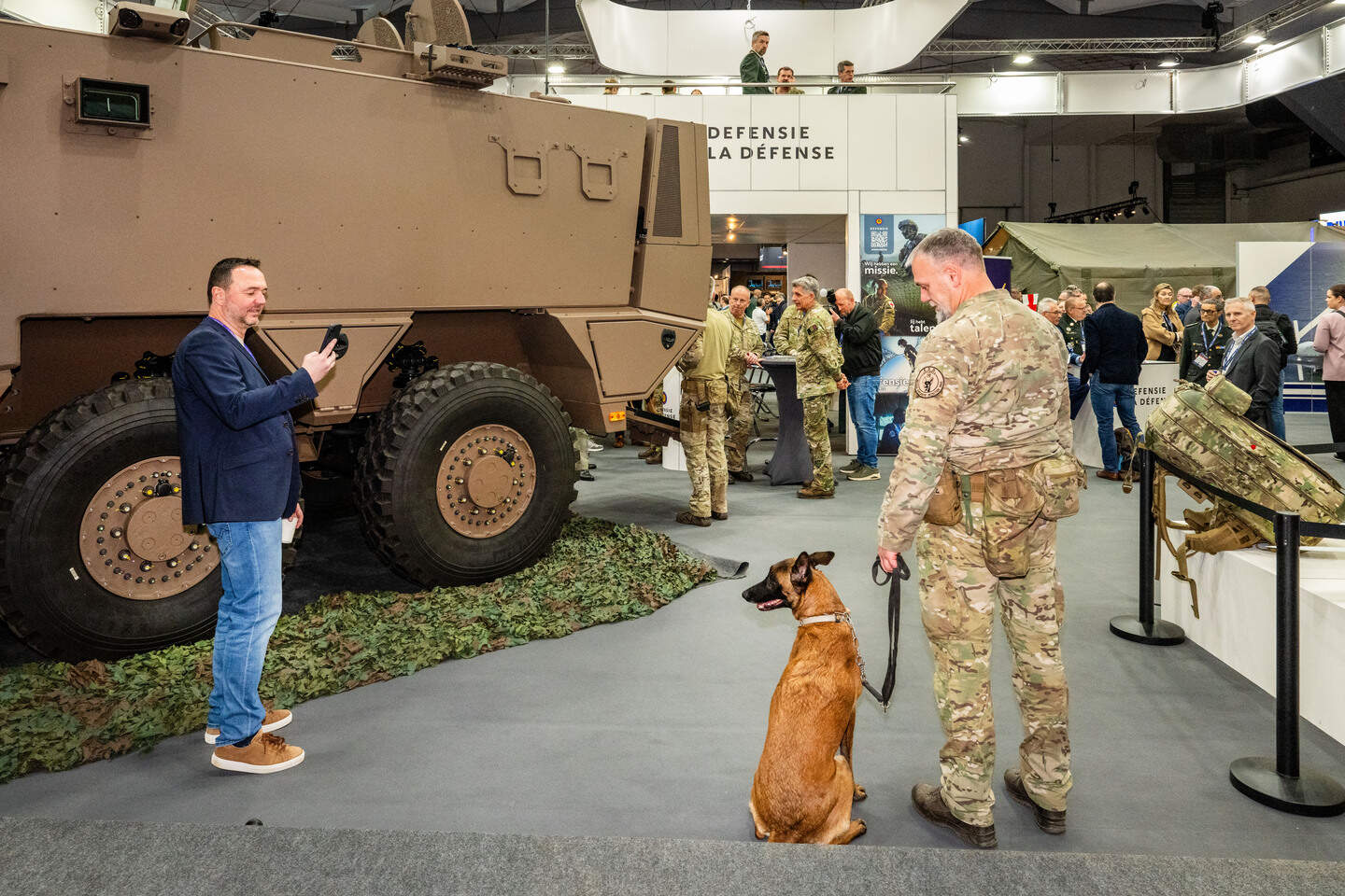 Mark Rutte op defensiebeurs in Brussel: “België is helemaal terug, dat ...