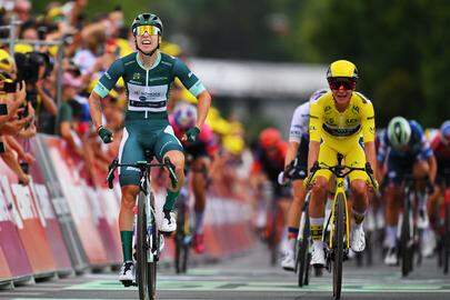 Een herhaling van rit drie: Wiebes klopt Vos in de sprint.