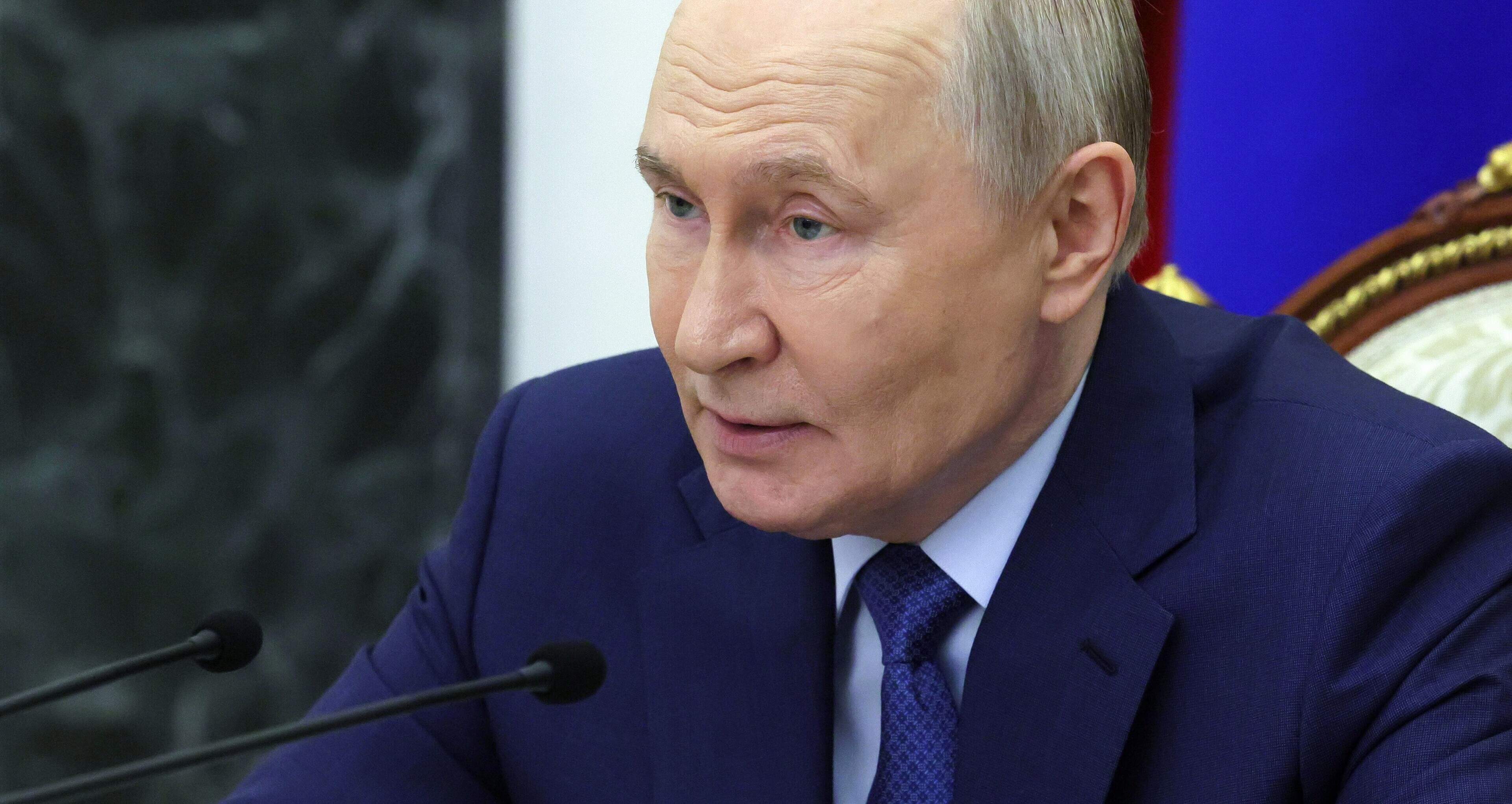 Verwijderde beelden van Poetin veroveren het internet: Russische president slaagt er niet in om ‘hoera’ uit te spreken