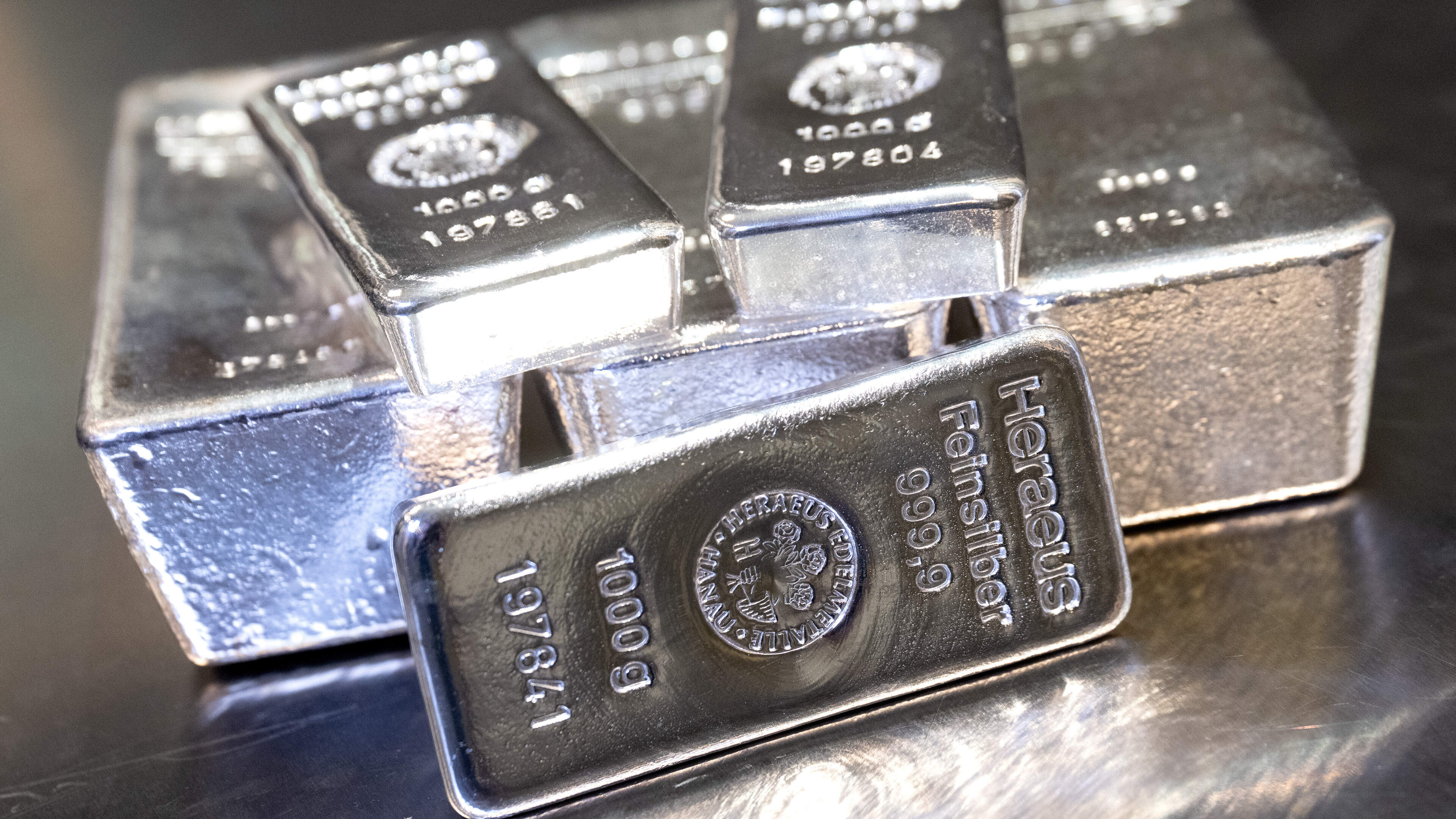 Is nu het moment om in zilver te beleggen, en wat is het verschil met goud?  | De Standaard