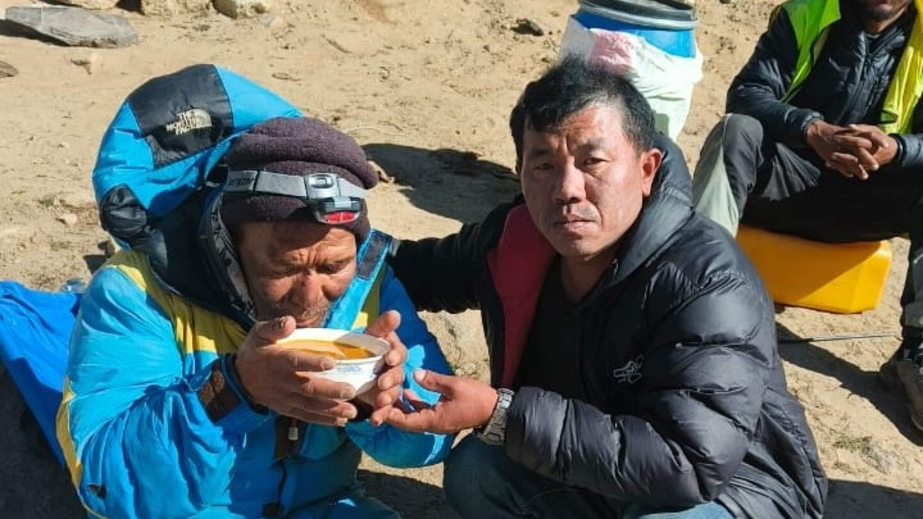 Mirakel op de Everest: zijn begrafenis was al voorbereid, maar na zes dagen is vermiste sherpa levend teruggevonden