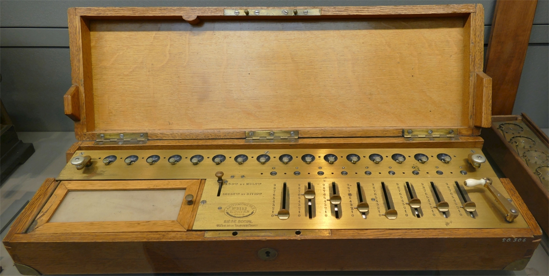 Een van de eerste rekenmachines gaat onder de hamer | De Standaard