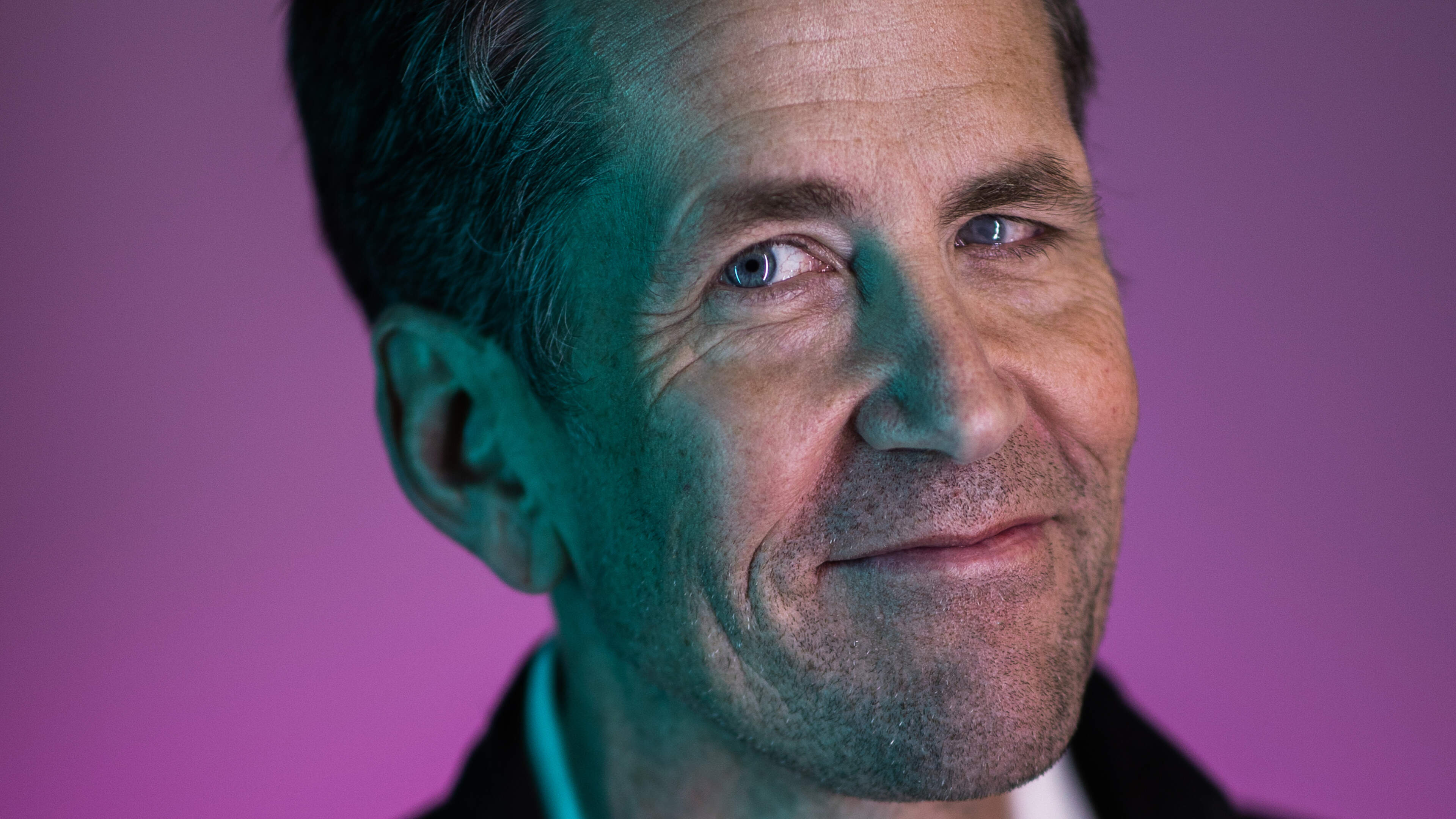 Succesauteur Jess Walter bundelt het Amerikaanse sentiment in zijn nieuwe roman: “Ik denk niet dat je een klootzak bent als je op Trump hebt gestemd”