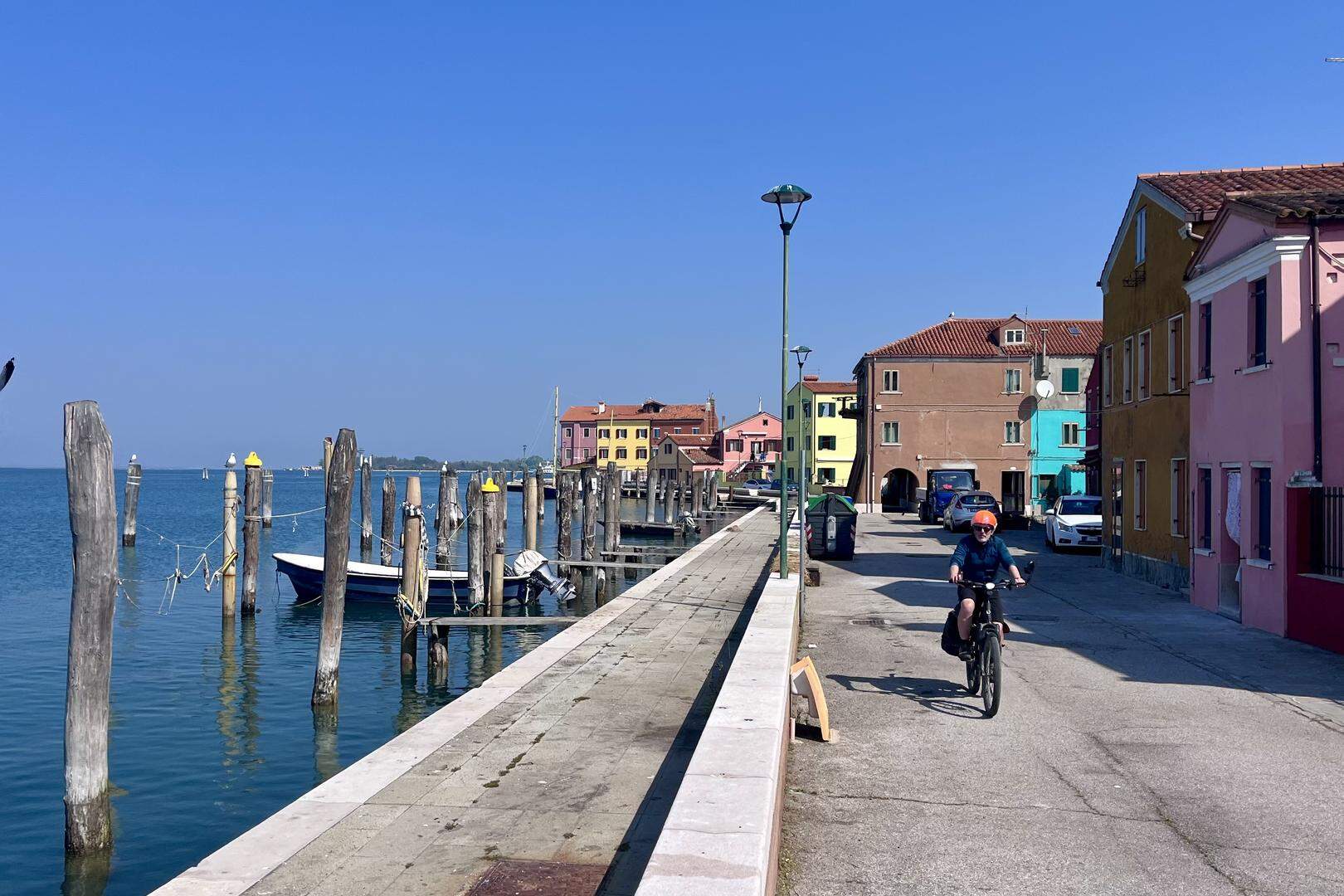 “Op Pellestrina, een dunne lijn van land tussen de lagune van Venetië en de Adriatische Zee, rijden we langs haventjes en kleurige dorpen.”