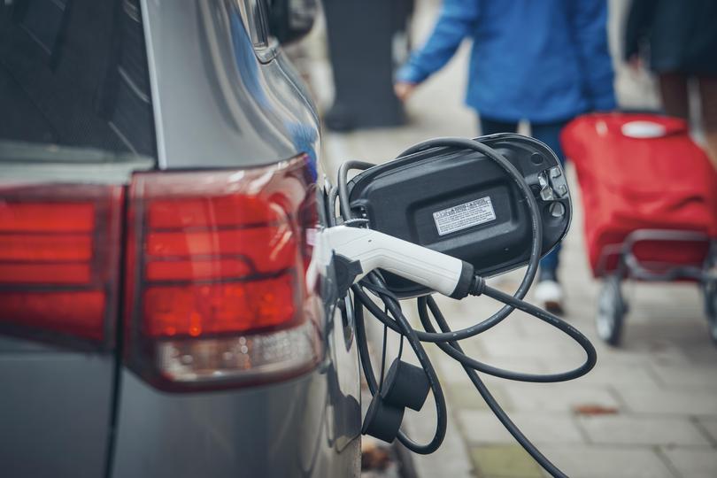 Themabeeld Elektrische wagen die aan het laden is in Gent, foto: Jimmy Kets