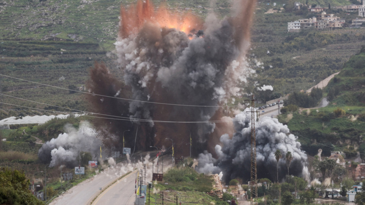 Israël jaagt Libanezen op de vlucht en bombardeert de vluchtwegen | De ...