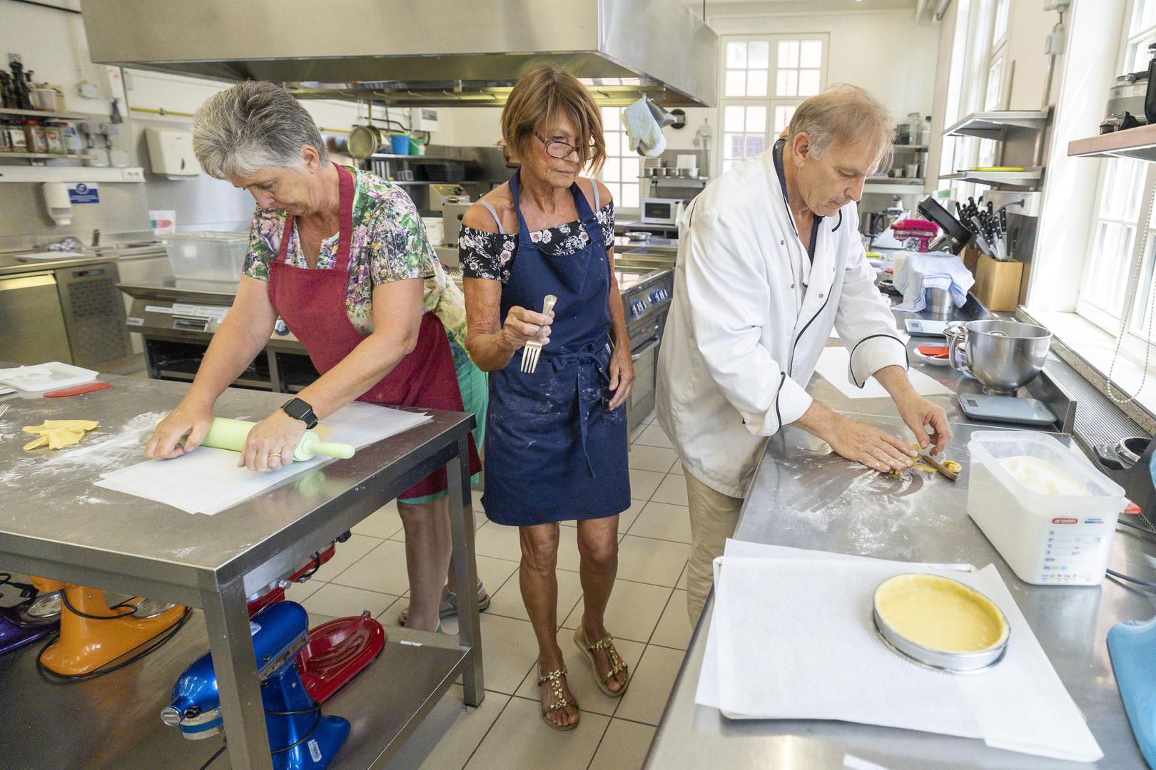 Koken en bakken bij de cursisten van SNT.