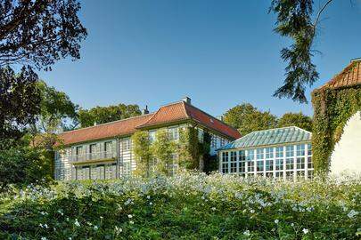 De immense tuin van het landhuis doet dienst als openluchtmuseum met tal van installaties waar de natuurelementen vrij spel krijgen.