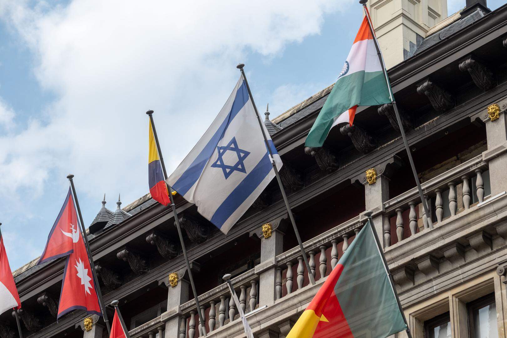 1057911
 Gevel van stadhuis met vlaggen en ook die van Israël.
Extra info:
Wie of wat:Gevel van stadhuis met vlaggen en ook die van Israël.
Waar:Antwerpen (2000),Grote Markt 1.