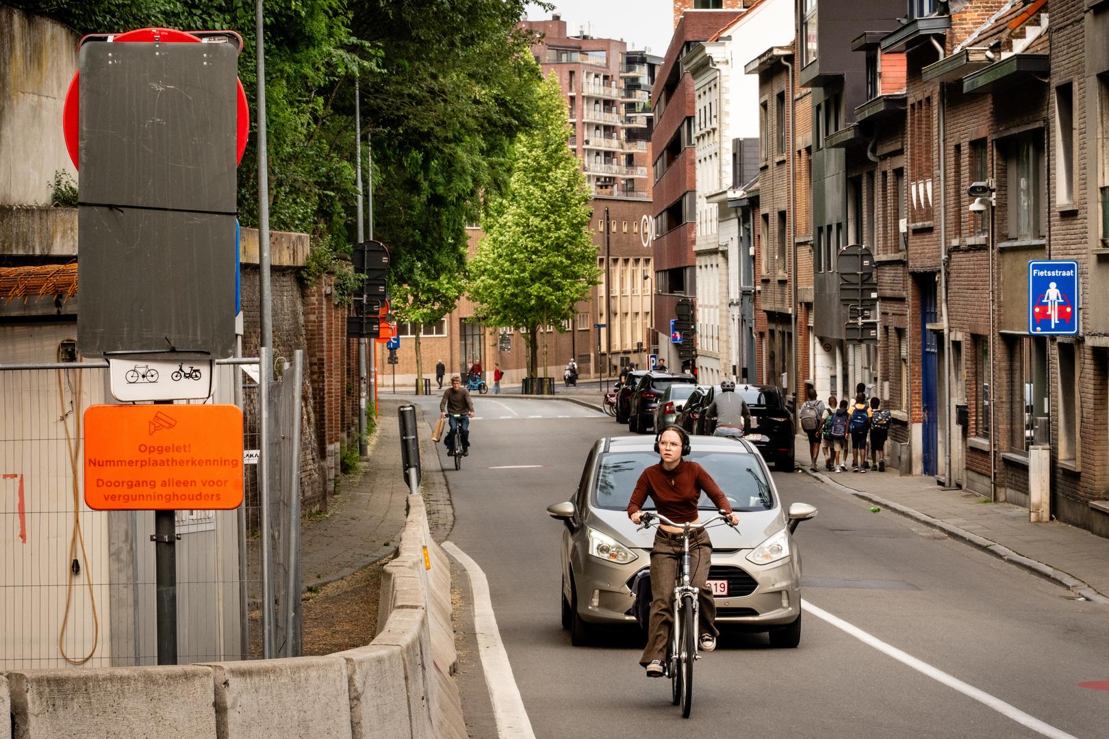 De afgeplakte borden maken het duidelijk: de verkeersknip in de Leuvense Burchtstraat verdwijnt.