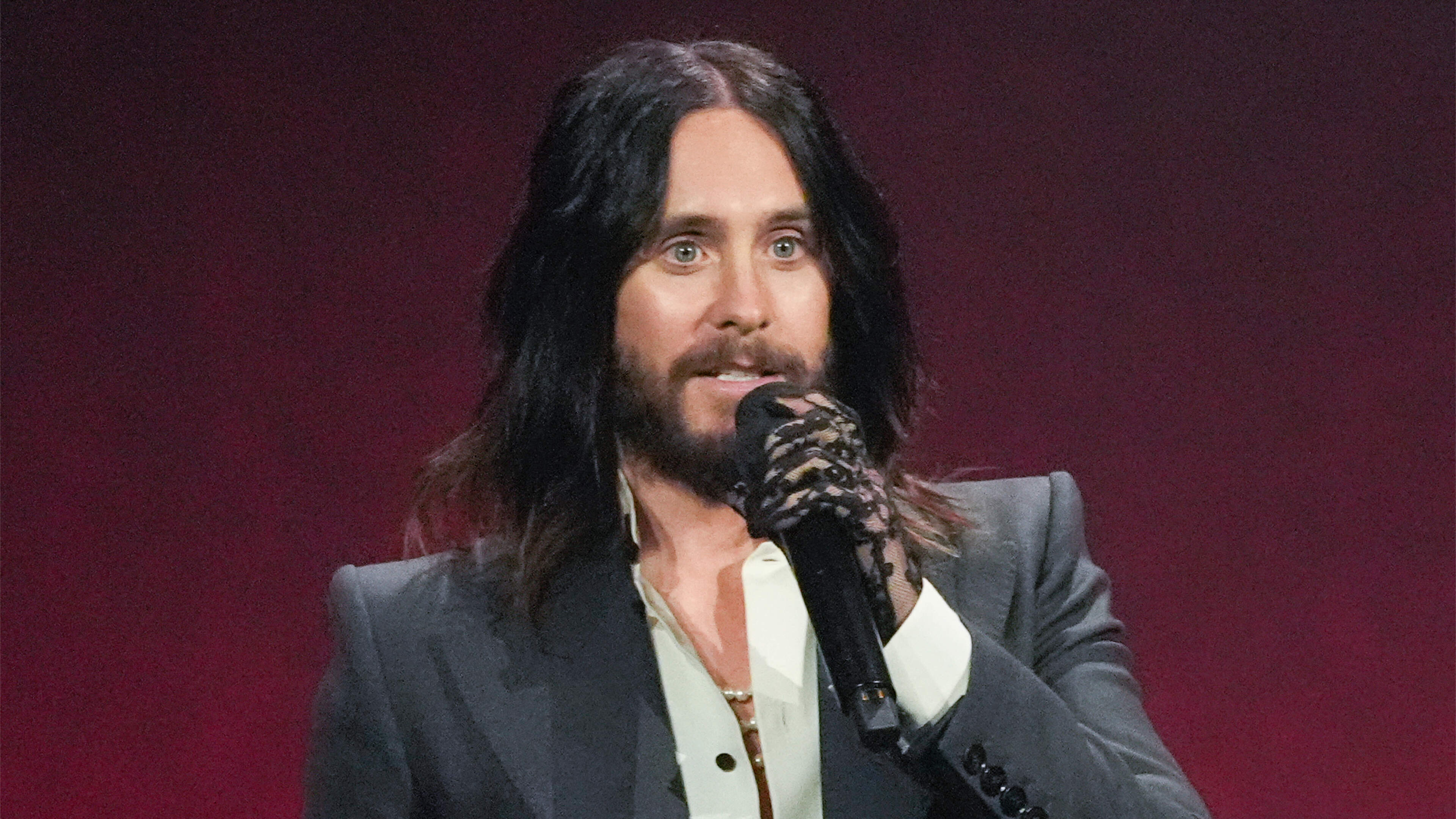 “17 is maar een getal”: vier vrouwen beschuldigen acteur en zanger Jared Leto van seksueel grensoverschrijdend gedrag