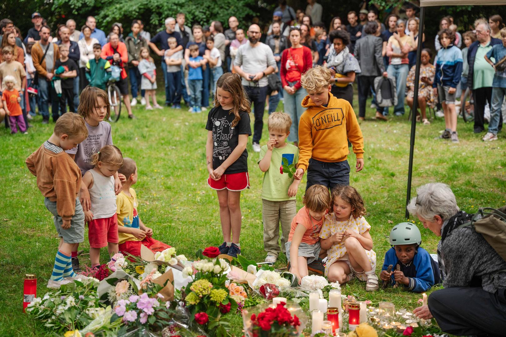 Honderden bezorgde ouders en buurtbewoners herdachten de elfjarige Fabian.