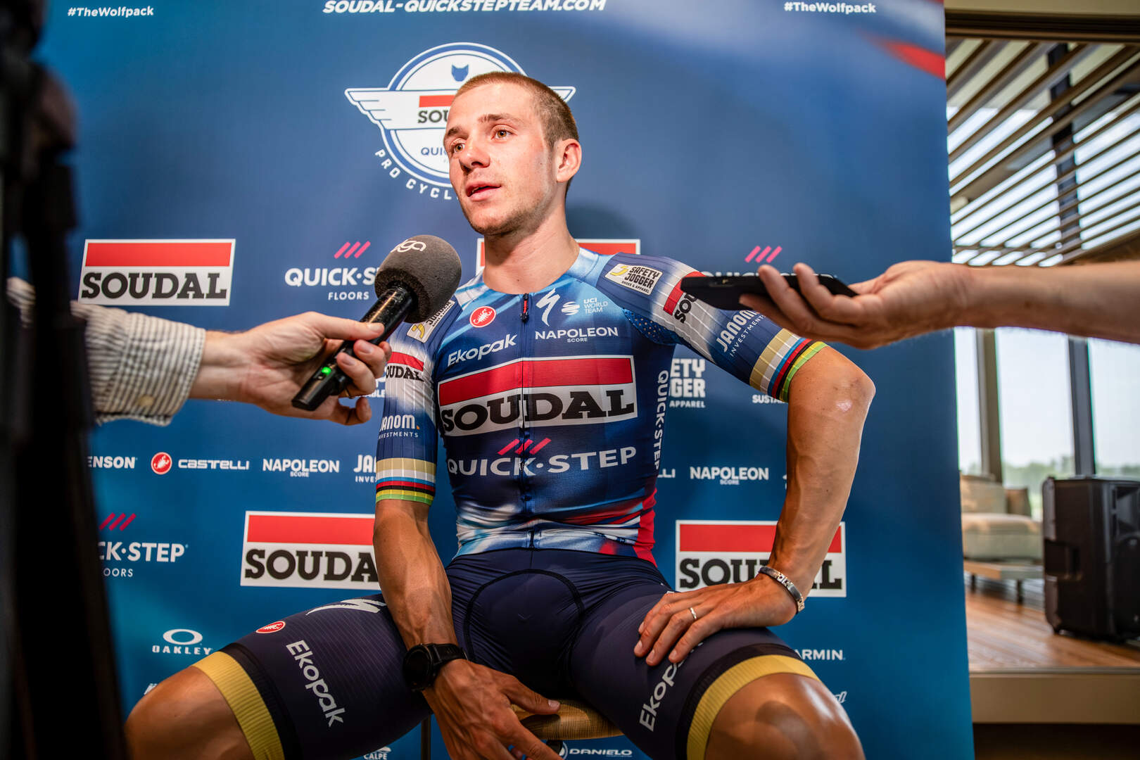 De Tour draait, de geruchtenmolen rond Remco Evenepoel ook: stapt hij