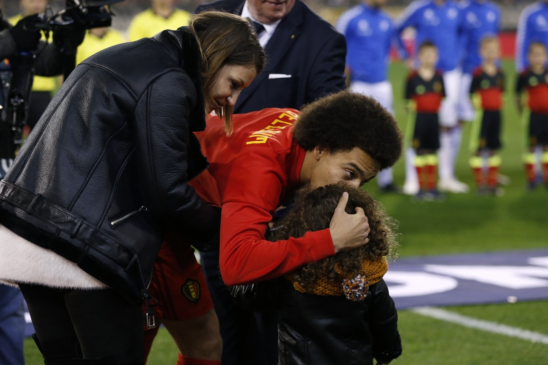 axel-witsel-door-vrouw-en-dochtertje-gehuldigd-voor-zijn-100e-interland