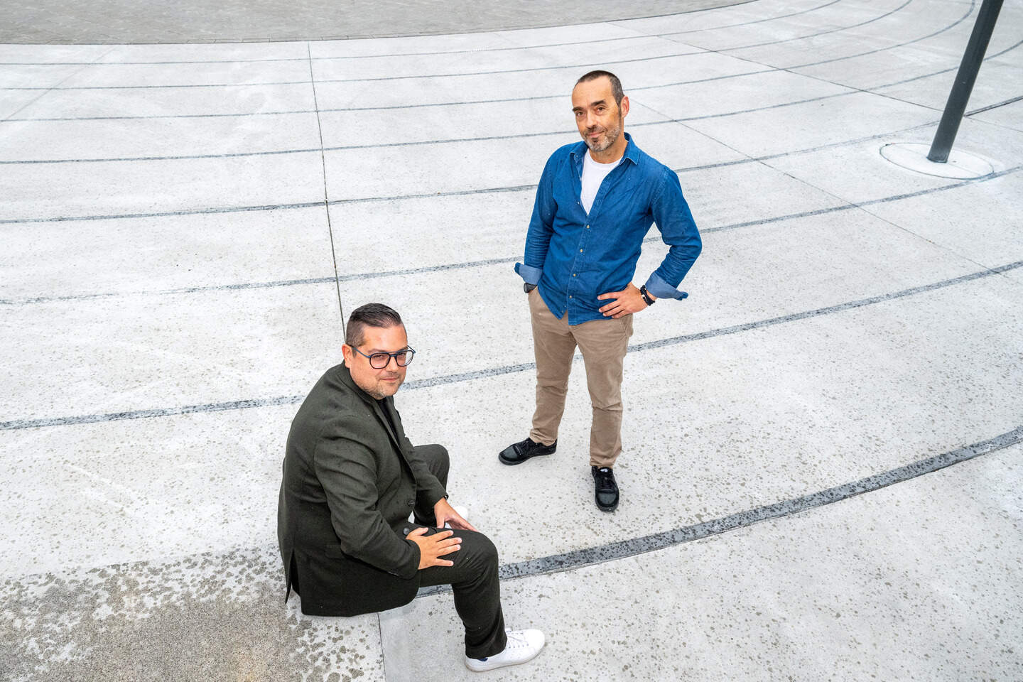2026/08/19. Brussel. Bruno Tobback en en Andy Pieters over het klimaat, aan het Schumanplein, waar maar weinig groen te zien is...Bruno Tobback (Vooruit) en Andy Pieters (N-VA) zijn beiden actieve Vlaamse parlementsleden die geregeld met elkaar in debat gaan over klimaat-, milieu- en natuurbeleid. Klimaat- en natuurbeleid: Andy Pieters profileert zich sterk op klimaatadaptatie (het aanpassen van de samenleving aan de klimaatverandering) en uitte kritiek op het Europese Green Deal-beleid, dat hij als te eenzijdig beschouwt. Bruno Tobback legt daarentegen de nadruk op strenge handhaving van Europese natuurrichtlijnen en het structureel aanpakken van de milieu-impact van sectoren zoals de intensieve veeteelt en landbouw.