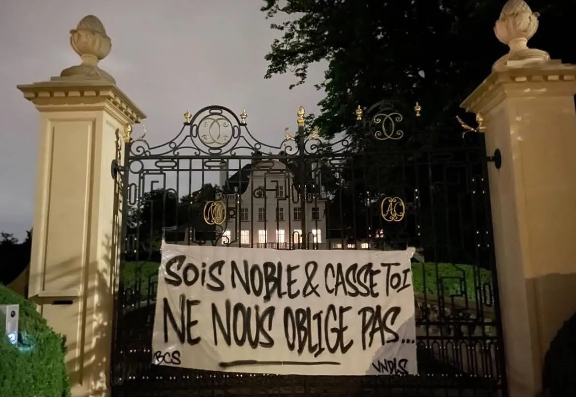Anderlecht-fans viseren eigenaar Marc Coucke met spandoek aa